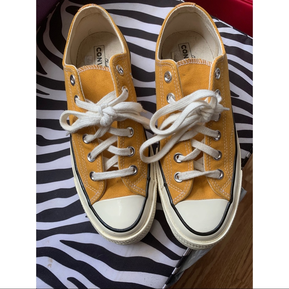 Mustard yellow converse!